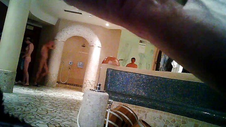 Руски сервитьорки не се страхуваха от шест гладни клиенти