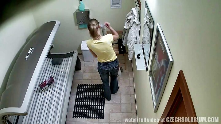 Майка и дъщеря се нанесоха със съквартирантка. Още в първата нощ и двете се чукаха.