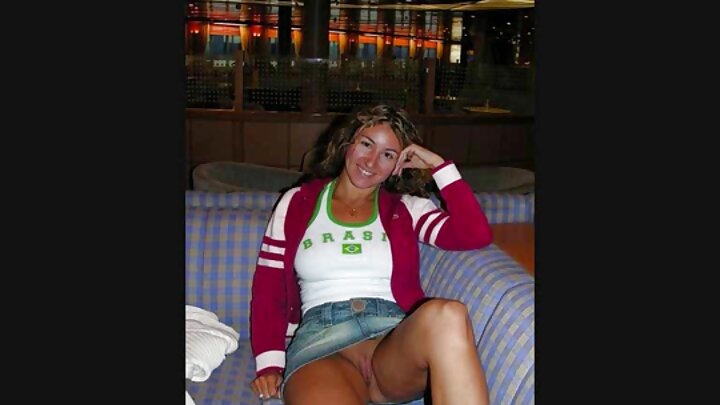 Сладурана смуче путката си по време на оргазъм