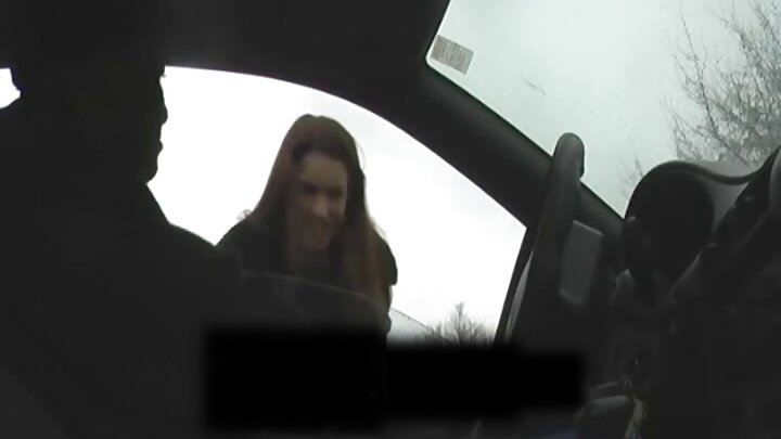 Първата анална сесия на 18-годишна руска курва се проведе на балкон в Санкт Петербург.