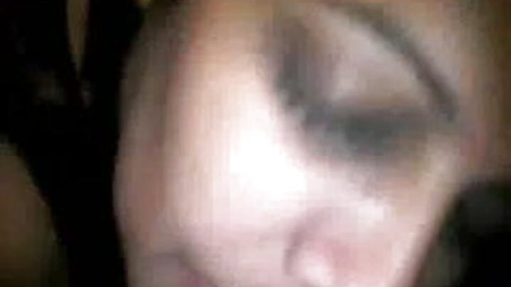 Червенокоса вещица със зелени очи, нанизана на изправен кол на сексуално разпитване.