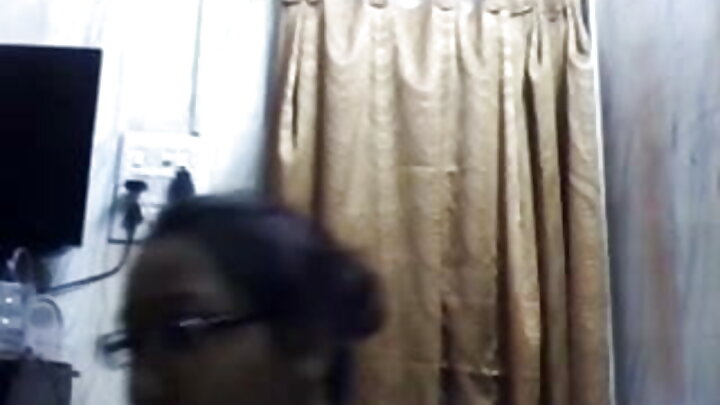 Руско домашно видео с брюнетка, която знае как да суче и да показва добре путката си.
