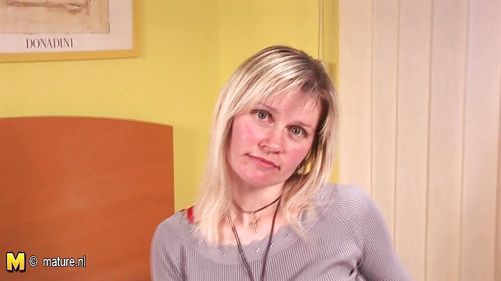 Татко извади пениса си и започна да го пъха в устата и путката на палавите си дъщери (руски превод)