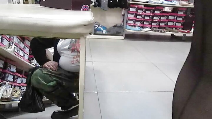 Две блондинки с обръснати путки се наслаждават на секс с горещ мъж
