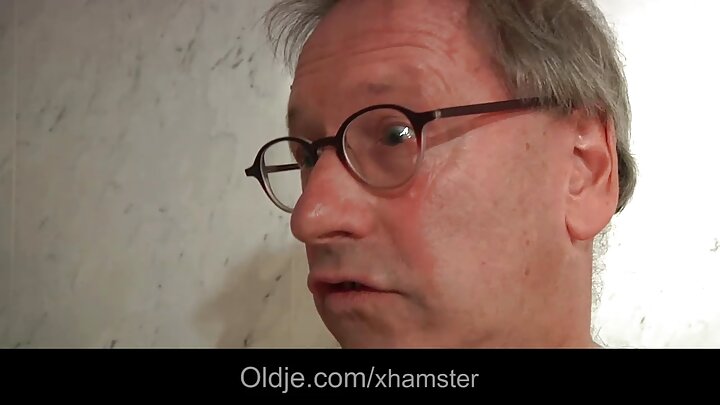 Руска господарка успя да издои малко сперма от друг загубеняк.