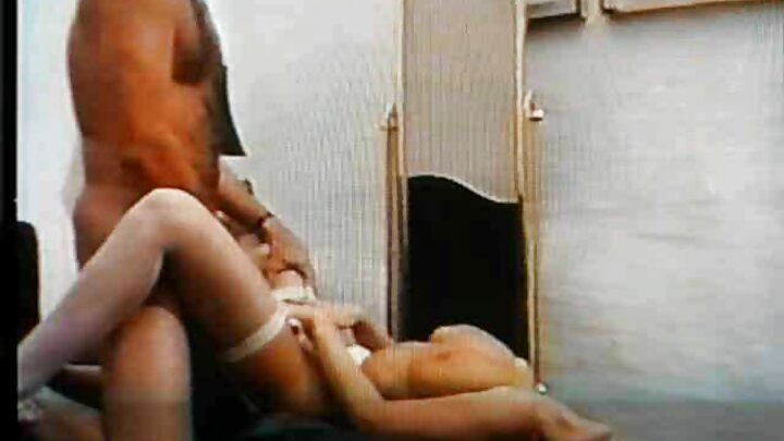 Орален групов секс с брюнетка. Те се редуват да я чукат в устата и покриват лицето ѝ със сперма.