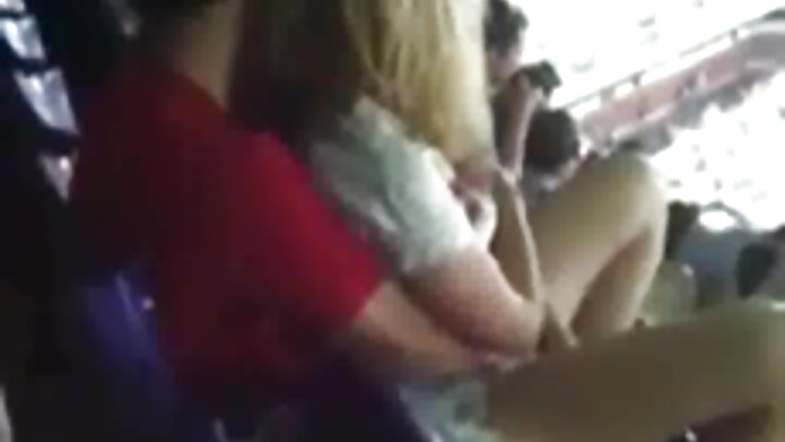 Неопитна блондинка повтаряла порно пози с доведения си брат.