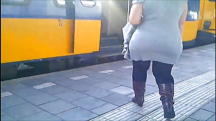 Мъж вдигна чехкиня и я чука близо до мост