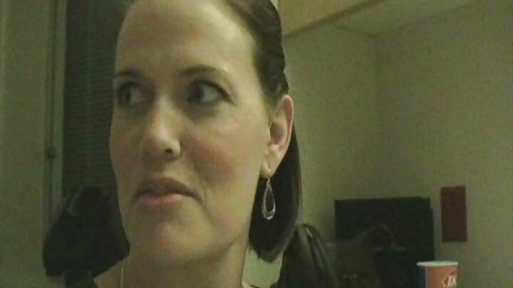 Сладка брюнетка обича да смуче пенис и да прави дълбоко гърло.