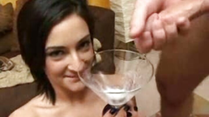 Къдравата Фьокла, с признаци на жълтеница, подскача върху пишките на гостуващи магьосници.